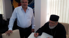 Înalt Prea Sfințitul Calinic, Arhiepiscopul Argeșului și Muscelului, a semnat în Cartea de onoare a municipiului Călărași