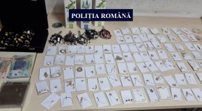 BIJUTERII FĂRĂ DOCUMENTE LEGALE, CONFISCATE DE POLIȚIȘTI